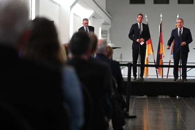 Navy to Get New Port in Emden Emden’s First Councilman Horst Jahnke (SPD), Olaf Lies (SPD), Minister-President of Lower Saxony, Boris Pistorius (SPD), Federal Minist Copyright: xdiebildwerftx