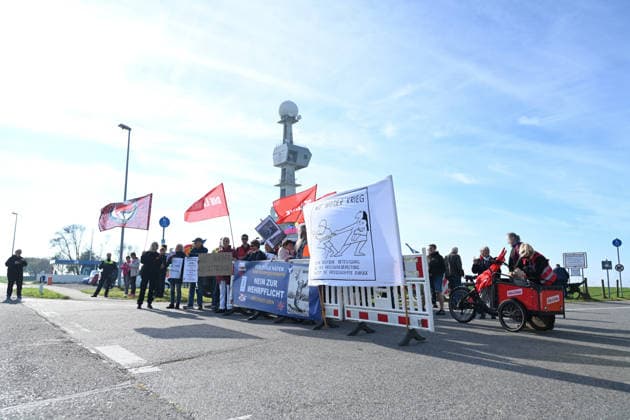 Navy to Get New Port in Emden Numerous people are demonstrating on Knock Street in Emden against the planned naval base. Federal Minister of Defense Boris Pistorius (SPD) announced today that a new naval port is to be built in Emden. As part of a new strategy, the Navy is to be modernized and needs an additional port in the North Sea. Copyright: xdiebildwerftx