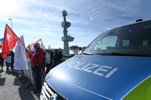 Navy to Get New Port in Emden Numerous people are demonstrating on Knock Street in Emden against the planned naval base. Federal Minister of Defense Boris Pistorius (SPD) announced today that a new naval port is to be built in Emden. As part of a new strategy, the Navy is to be modernized and needs an additional port in the North Sea. Copyright: xdiebildwerftx