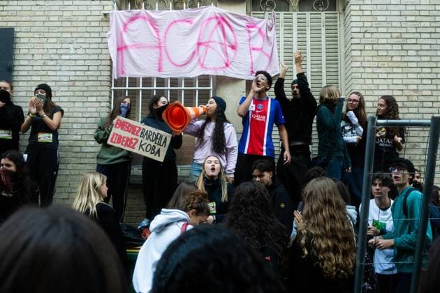 High school students block their schools in Paris High school students in front of Victor Hugo high school continue to block the entrances to schools in Paris on Monday morning as part of a nationwide protest movement over deteriorating conditions in French education. Students are demanding more resources, smaller class sizes, more teachers and improvements to school facilities. Paris France  Copyright: xNikxErikxNeubauerx DSC_9329