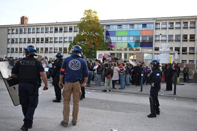 Blockade at Jean Michel High School, Lons-le-Saunier, October 5, 2026 PHOTOPQR LE PROGRES Philippe TRIAS 10 05 2026 Blockade at Jean Michel High School, Lons-le-Saunier, October 5, 2026 Blockade of Jean Michel High School by students Several arrests were made following clashes and mortar fire with the police France Fires have broken out at several schools in France, as students protest by blockading educational institutions nationwide over school funding and learning conditions Jura Franche-Comté France  Copyright: xPHOTOPQR LExPROGRES MAXPPPxPhilippexTRIASx 20261005LPL0049 20261005LPL0049