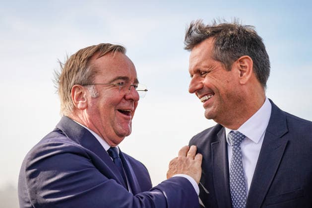 Germany, Emden: Federal Minister of Defense Boris Pistorius (left) and Lower Saxony’s Minister-President Olaf Lies (right) laugh together during a press conference regarding the decision on the German Navy’s new naval base in Emden. Pistorius places his hand on Lies’s shoulder. Boris Pistorius, Olaf Lies, portrait Copyright: xJOERANxSTEINSIEKx
