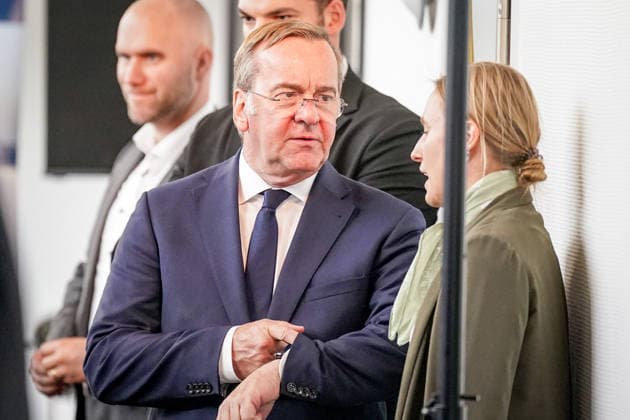 Germany, Emden: Federal Minister of Defense Boris Pistorius speaking with a staff member on the sidelines of the press conference regarding the decision on the new German Navy base in Emden. Security personnel in the background. Boris Pistorius, conversation, portrait, Federal Minister of Defense, personal security, securi Copyright: xJOERANxSTEINSIEKx