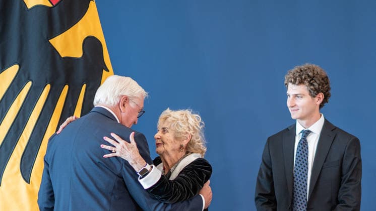 Federal President Frank Walter Steinmeier awards the Order of Merit of the Federal Republic of Germany to 21 citizens on German Unity Day: Tova Friedman and Aron Goodman, Holocaust survivors and their grandson, who work together on TikTok to educate people about the Shoah. Federal President awards the Order of Merit