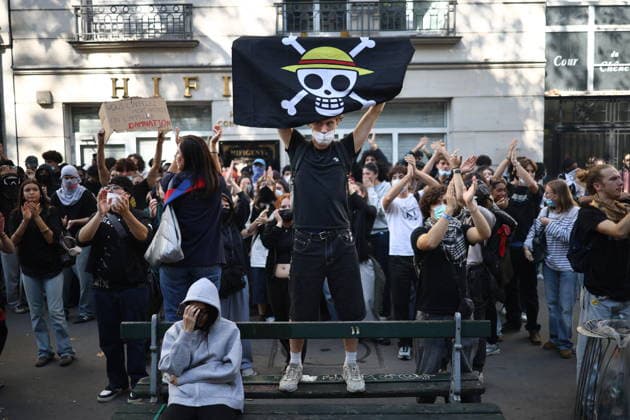 Clashes With Police During Student Protest - Paris Clashes between protesters and law enforcement during a student demonstration near Place de la Bastille in Paris, in the 11th arrondissement, France, on October 5, 2026. Students continue their protest to demand the hiring of substitute teachers, increased resources, and decent learning conditions. Photo by Raphael Lafargue ABACAPRESS.COM Paris Ile-de-France France  Copyright: xLafarguexRaphael ABACAx