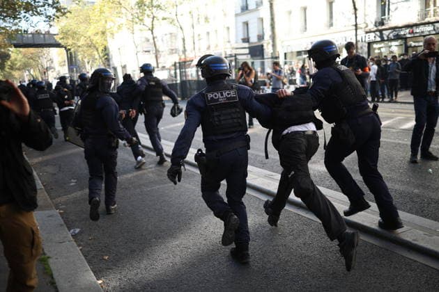 Clashes With Police During Student Protest - Paris Clashes between protesters and law enforcement during a student demonstration near Place de la Bastille in Paris, in the 11th arrondissement, France, on October 5, 2026. Students continue their protest to demand the hiring of substitute teachers, increased resources, and decent learning conditions. Photo by Raphael Lafargue ABACAPRESS.COM Paris Ile-de-France France  Copyright: xLafarguexRaphael ABACAx