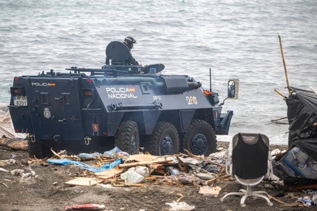 Second day of the evacuation of El Trampolín Beach in Ceuta National Police officers intervene during the evacuation of the group of migrants gathered on El Trampolín Beach on October 5, 2026, in Ceuta, Spain. The National Police escort buses filled with migrants evicted from Trampolín Beach toward the Tarajal border area, where some choose to stay at the Temporary Assistance Center for Foreigners (CATE) to be registered and subsequently accommodated, while others prefer to return to Morocco on foot and voluntarily. October 5, 2026, Spain  Copyright: xMarcosxMorenox 7822332