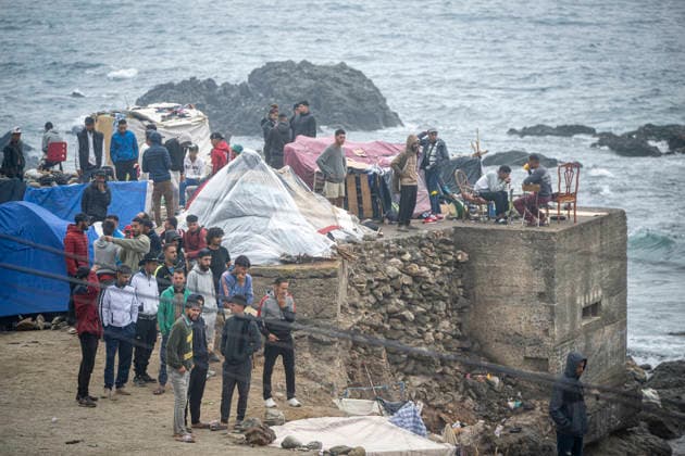 Second day of the evacuation of El Trampolín Beach in Ceuta National Police officers intervene during the evacuation of the group of migrants gathered on El Trampolín Beach on October 5, 2026, in Ceuta, Spain. The National Police escort buses filled with migrants evicted from Trampolín Beach toward the Tarajal border area, where some choose to stay at the Temporary Assistance Center for Foreigners (CATE) to be registered and subsequently accommodated, while others prefer to return to Morocco on foot and voluntarily. October 5, 2026, Spain  Copyright: xMarcosxMorenox 7822334