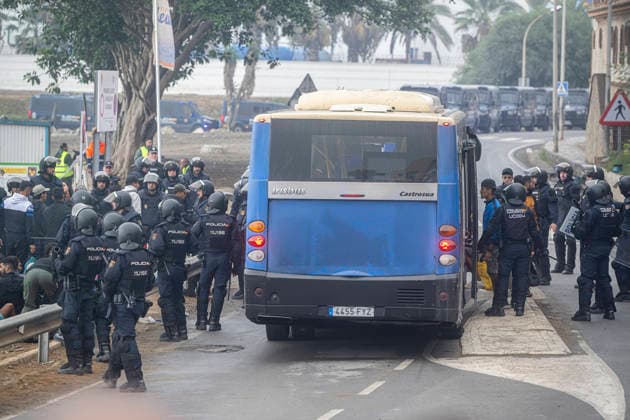Second day of the evacuation of El Trampolín Beach in Ceuta National Police officers intervene during the evacuation of the group of migrants gathered on El Trampolín Beach on October 5, 2026, in Ceuta, Spain. The National Police escort buses filled with migrants evicted from Trampolín Beach toward the Tarajal border area, where some choose to stay at the Temporary Assistance Center for Foreigners (CATE) to be registered and subsequently accommodated, while others prefer to return to Morocco on foot and voluntarily. October 5, 2026, Spain  Copyright: xMarcosxMorenox 7822331