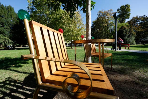 Frankfurt Impressions 05 10 2026 Opening of Havel’s Place in Metzlerpark, Frankfurt As part of the Frankfurt Book Fair, an installation consisting of two chairs at a table was unveiled today, Monday, in honor of the writer, civil rights activist, and former Czechoslovak and Czech President Václav Havel, serving as a place for encounters—in Frankfurt am