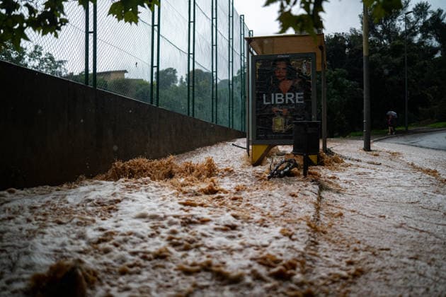 Heavy rains in Catalonia cause widespread disruption. A flooded street in the Nou Barris neighborhood on October 5, 2026, in Barcelona, Catalonia, Spain. Rain and storms will once again dominate the day on Monday, though with less intensity than over the weekend, with yellow and orange alerts in effect at times in some areas of the country, and even a red alert remaining in effect until 10 a.m. in Barcelona, with a cumulative rainfall of 90 L m². OCTOBER 5, 2026 Lorena Sopê Barcelona, Catalonia, Spain Copyright: xLorenaxSopênax 7822395