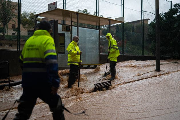Heavy rains in Catalonia cause widespread disruption. Several workers clean up a flooded street in the Nou Barris neighborhood on October 5, 2026, in Barcelona, Catalonia, Spain. Rain and storms will once again dominate the day on Monday, though with less intensity than over the weekend, with yellow and orange alerts in effect at times in some areas of the country, and even a red alert remaining in effect until 10 a.m. in Barcelona, with cumulative rainfall of 90 l m². OCTOBER 5, 2026 Lorena Sopê Barcelona, Catalonia, Spain Copyright: xLorenaxSopênax 7822402