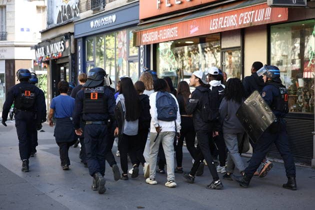 Clashes With Police During Student Protest - Paris Clashes between protesters and law enforcement during a student demonstration near Place de la Bastille in Paris, in the 11th arrondissement, France, on October 5, 2026. Students continue their protest to demand the hiring of substitute teachers, increased resources, and decent learning conditions. Photo by Raphael Lafargue ABACAPRESS.COM Paris Ile-de-France France  Copyright: xLafarguexRaphael ABACAx