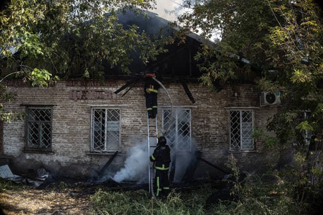 Ukrainian firefighters battle blaze after Russian strike in Sloviansk SLOVIANSK, UKRAINE - OCTOBER 5: Ukrainian firefighters put out the fire following a Russian attack on a commercial warehouse that has left at least one person injured and one dead, in the city of Sloviansk, Ukraine, October 5th, 2026. Diego Herrera Carcedo Anadolu Sloviansk Ukraine. Editorial use only. Please get in touch for any other usage.  Copyright: x2026xAnadoluxDiegoxHerreraxCarcedox