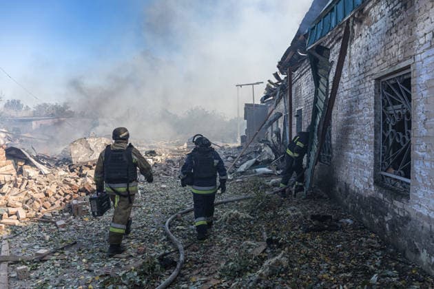 Ukrainian firefighters battle blaze after Russian strike in Sloviansk SLOVIANSK, UKRAINE - OCTOBER 5: Ukrainian firefighters put out the fire following a Russian attack on a commercial warehouse that has left at least one person injured and one dead, in the city of Sloviansk, Ukraine, October 5th, 2026. Diego Herrera Carcedo Anadolu Sloviansk Ukraine. Editorial use only. Please get in touch for any other usage.  Copyright: x2026xAnadoluxDiegoxHerreraxCarcedox