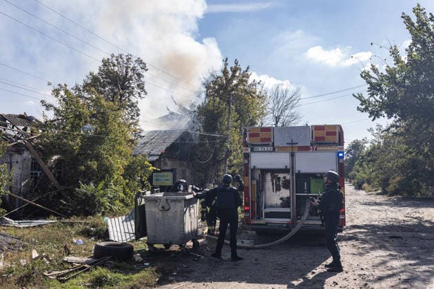 Ukrainian firefighters battle blaze after Russian strike in Sloviansk SLOVIANSK, UKRAINE - OCTOBER 5: Ukrainian firefighters put out the fire following a Russian attack on a commercial warehouse that has left at least one person injured and one dead, in the city of Sloviansk, Ukraine, October 5th, 2026. Diego Herrera Carcedo Anadolu Sloviansk Ukraine. Editorial use only. Please get in touch for any other usage.  Copyright: x2026xAnadoluxDiegoxHerreraxCarcedox