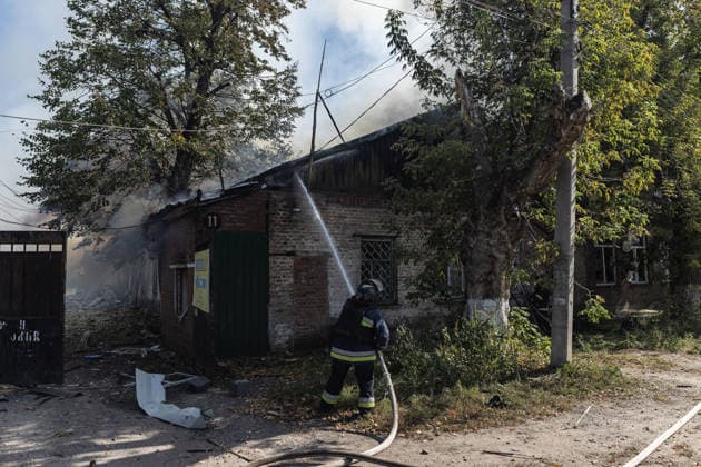 Ukrainian firefighters battle blaze after Russian strike in Sloviansk SLOVIANSK, UKRAINE - OCTOBER 5: Ukrainian firefighters put out the fire following a Russian attack on a commercial warehouse that has left at least one person injured and one dead, in the city of Sloviansk, Ukraine, October 5th, 2026. Diego Herrera Carcedo Anadolu Sloviansk Ukraine. Editorial use only. Please get in touch for any other usage.  Copyright: x2026xAnadoluxDiegoxHerreraxCarcedox