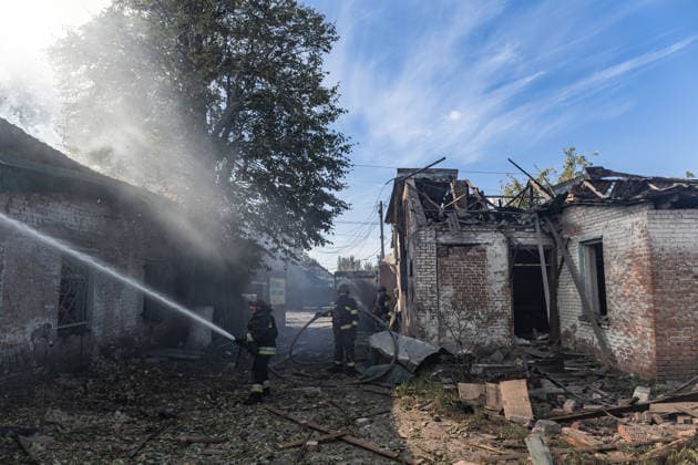 Ukrainian firefighters battle blaze after Russian strike in Sloviansk SLOVIANSK, UKRAINE - OCTOBER 5: Ukrainian firefighters put out the fire following a Russian attack on a commercial warehouse that has left at least one person injured and one dead, in the city of Sloviansk, Ukraine, October 5th, 2026. Diego Herrera Carcedo Anadolu Sloviansk Ukraine. Editorial use only. Please get in touch for any other usage.  Copyright: x2026xAnadoluxDiegoxHerreraxCarcedox