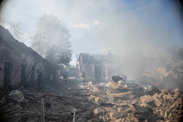 Ukrainian firefighters battle blaze after Russian strike in Sloviansk SLOVIANSK, UKRAINE - OCTOBER 5: Ukrainian firefighters put out a fire following a Russian attack on a commercial warehouse that has left at least one person injured and one dead, in the city of Sloviansk, Ukraine, October 5th, 2026. Diego Herrera Carcedo Anadolu Sloviansk Ukraine. Editorial use only. Please get in touch for any other usage.  Copyright: x2026xAnadoluxDiegoxHerreraxCarcedox