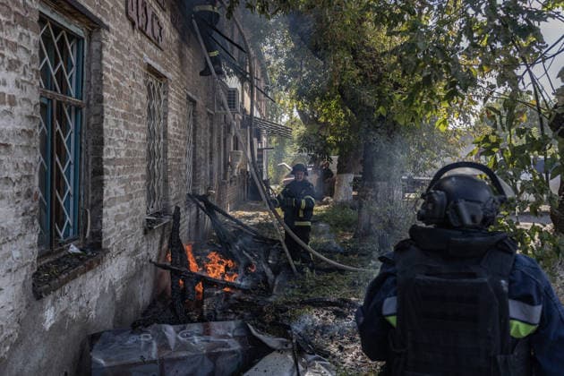 Ukrainian firefighters battle blaze after Russian strike in Sloviansk SLOVIANSK, UKRAINE - OCTOBER 5: Ukrainian firefighters put out the fire following a Russian attack on a commercial warehouse that has left at least one person injured and one dead, in the city of Sloviansk, Ukraine, October 5th, 2026. Diego Herrera Carcedo Anadolu Sloviansk Ukraine. Editorial use only. Please get in touch for any other usage.  Copyright: x2026xAnadoluxDiegoxHerreraxCarcedox