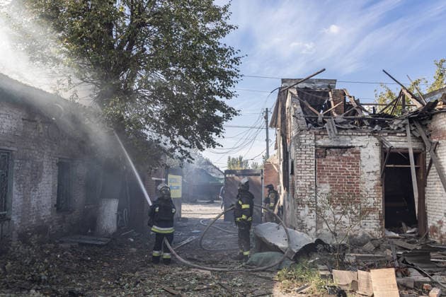 Ukrainian firefighters battle blaze after Russian strike in Sloviansk SLOVIANSK, UKRAINE - OCTOBER 5: Ukrainian firefighters put out the fire following a Russian attack on a commercial warehouse that has left at least one person injured and one dead, in the city of Sloviansk, Ukraine, October 5th, 2026. Diego Herrera Carcedo Anadolu Sloviansk Ukraine. Editorial use only. Please get in touch for any other usage.  Copyright: x2026xAnadoluxDiegoxHerreraxCarcedox