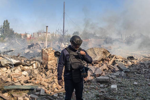 Ukrainian firefighters battle blaze after Russian strike in Sloviansk SLOVIANSK, UKRAINE - OCTOBER 5: Ukrainian firefighters put out the fire following a Russian attack on a commercial warehouse that has left at least one person injured and one dead, in the city of Sloviansk, Ukraine, October 5th, 2026. Diego Herrera Carcedo Anadolu Sloviansk Ukraine. Editorial use only. Please get in touch for any other usage.  Copyright: x2026xAnadoluxDiegoxHerreraxCarcedox