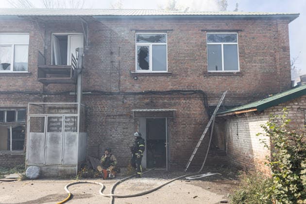 Ukrainian firefighters battle blaze after Russian strike in Sloviansk SLOVIANSK, UKRAINE - OCTOBER 5: Ukrainian firefighters put out the fire following a Russian attack on a commercial warehouse that has left at least one person injured and one dead, in the city of Sloviansk, Ukraine, October 5th, 2026. Diego Herrera Carcedo Anadolu Sloviansk Ukraine. Editorial use only. Please get in touch for any other usage.  Copyright: x2026xAnadoluxDiegoxHerreraxCarcedox