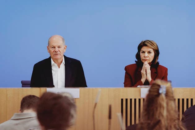 L R Olaf Scholz, former Federal Chancellor and Co-Chair of the ENSK, and Laura Chinchilla Miranda, former President of Costa Rica and Co-Chair of the ENSK, photographed during the press conference to present the North-South Commission on Development Policy in Berlin, October 5, 2026, Berlin, Germany Copyright: xFlorianxGaertnerx
