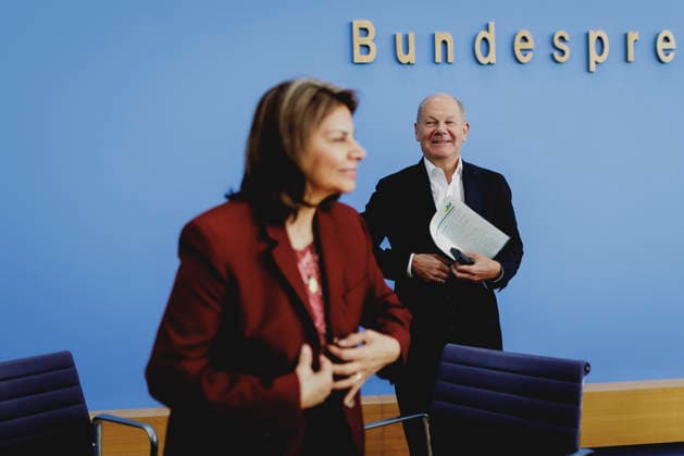 R L Olaf Scholz, Federal Chancellor of Germany and Co-Chair of the ENSK, and Laura Chinchilla Miranda, President of Costa Rica and Co-Chair of the ENSK, photographed during the press conference to introduce the North-South Commission on Development Policy in Berlin, October 5, 2026, Berlin, Germany Copyright: xFlorianxGaertnerx