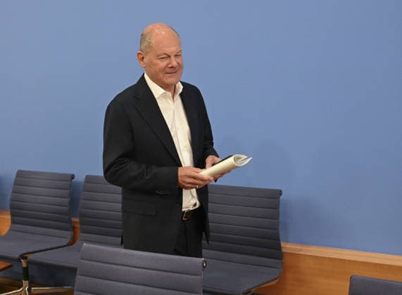 South-North Commission co-chairs hold press conference in Berlin BERLIN, GERMANY - OCTOBER 05: Former German Chancellor Olaf Scholz, co-chair of the North-South Development Policy Commission, speaks during a joint press conference with former Costa Rican President and ENSK co-chair Laura Chinchilla Miranda at the Federal Press House in Berlin, Germany, on October 05, 2026. Halil Sagirkaya Anadolu Berlin Germany. Editorial use only. Please get in touch for any other usage.  Copyright: x2026xAnadoluxHalilxSagirkayax