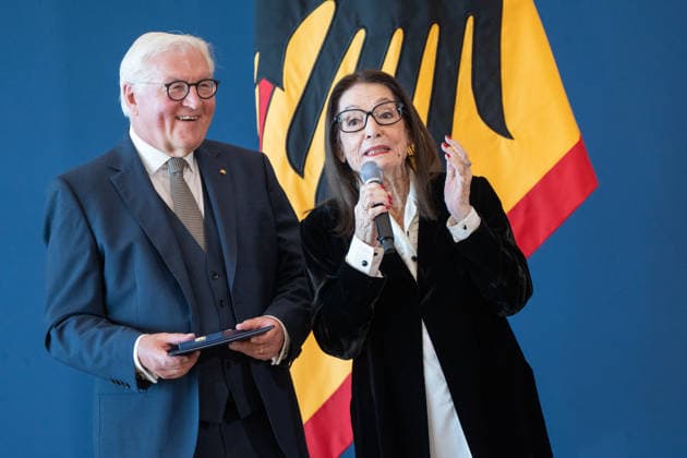 Federal President Frank Walter Steinmeier awards the Order of Merit of the Federal Republic of Germany to 21 citizens on German Unity Day Nana Mouskouri, singer and musician Federal President awards the Order of Merit of the Federal Republic of Germany on German Unity Day, Berlin, Germany; official residence at the Spreebogen