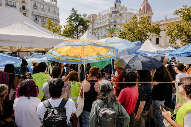 Second day of the Housing Protest Camp in Valencia’s Town Hall Square. Dozens of people are camped out in the Town Hall Square as of October 5, 2026, in Valencia, Valencian Community, Spain. Several young people began a sit-in yesterday in the Town Hall Square following the housing protest held last Saturday in Valencia, where five people were arrested and nine National Police officers were injured. The protest was organized by the associations Sindicat de Llogateres, Entrebarris, the Platform for Those Affected by Mortgages, and Sindicat Habitatge València October 5, 2026, Spain Copyright: xJorgexGilx 7822552