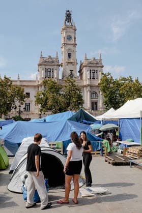 Second day of the Housing Protest Camp in Valencia’s Town Hall Square. Dozens of people are camped out in the Town Hall Square as of October 5, 2026, in Valencia, Valencian Community, Spain. Several young people began a sit-in yesterday in the Town Hall Square following the housing protest held last Saturday in Valencia, where five people were arrested and nine National Police officers were injured. The protest was organized by the associations Sindicat de Llogateres, Entrebarris, the Platform for Those Affected by Mortgages, and Sindicat Habitatge València October 5, 2026, Spain Copyright: xJorgexGilx 7822554