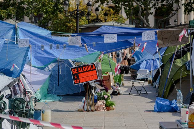Second day of the Housing Protest Camp in Valencia’s Town Hall Square. Dozens of people are camped out in the Town Hall Square as of October 5, 2026, in Valencia, Valencian Community, Spain. Several young people began a sit-in yesterday in the Town Hall Square following the housing protest held last Saturday in Valencia, where five people were arrested and nine National Police officers were injured. The protest was organized by the associations Sindicat de Llogateres, Entrebarris, the Platform for Those Affected by Mortgages, and Sindicat Habitatge València October 5, 2026, Spain Copyright: xJorgexGilx 7822557