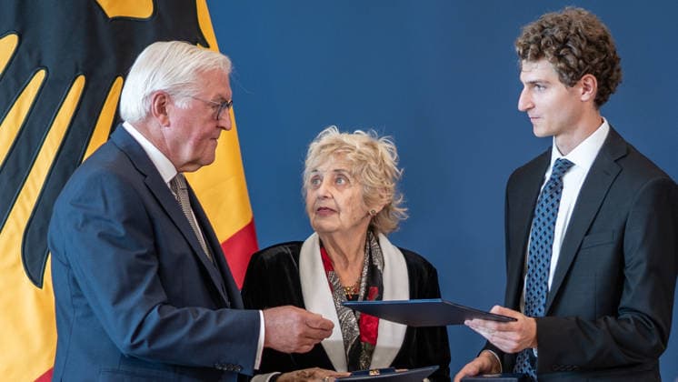 Federal President Frank Walter Steinmeier awards the Order of Merit of the Federal Republic of Germany to 21 citizens on German Unity Day: Tova Friedman and Aron Goodman, Holocaust survivors and their grandson, who work together on TikTok to educate people about the Shoah. Federal President awards the Order of Merit
