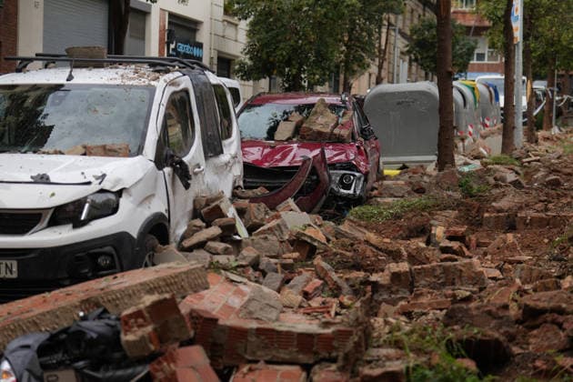 Heavy rains in Catalonia cause widespread disruption A wall collapses onto several vehicles due to the rain on Ciutat de Balaguer Street on October 5, 2026, in Barcelona, Catalonia, Spain. Rain and storms will once again dominate the day on Monday, though with less intensity than over the weekend, with yellow and orange alerts in effect at times in some areas of the country, and even a red alert remaining in effect until 10 a.m. in Barcelona, with cumulative rainfall of 90 L m². October 5, 2026, Barcelona, Catalonia, Barcelona, Catalonia, Spain Copyright: xDavidxZorrakinox 7822689