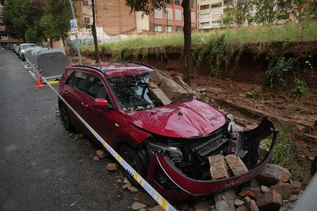 Heavy rains in Catalonia cause widespread disruption A wall collapses onto several vehicles due to the rain on Ciutat de Balaguer Street on October 5, 2026, in Barcelona, Catalonia, Spain. Rain and storms will once again dominate the day on Monday, though with less intensity than over the weekend, with yellow and orange alerts in effect at times in some areas of the country, and even a red alert remaining in effect until 10 a.m. in Barcelona, with cumulative rainfall of 90 L m². October 5, 2026, Barcelona, Catalonia, Barcelona, Catalonia, Spain Copyright: xDavidxZorrakinox 7822693