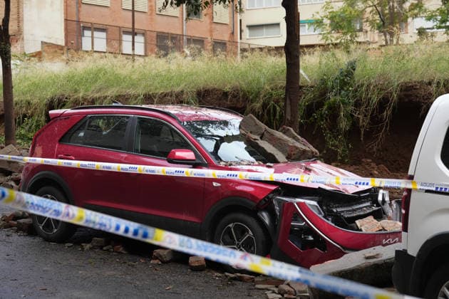 Heavy rains in Catalonia cause widespread disruption A wall collapses onto several vehicles due to the rain on Ciutat de Balaguer Street on October 5, 2026, in Barcelona, Catalonia, Spain. Rain and storms will once again dominate the day on Monday, though with less intensity than over the weekend, with yellow and orange alerts in effect at times in some areas of the country, and even a red alert remaining in effect until 10 a.m. in Barcelona, with cumulative rainfall of 90 L m². October 5, 2026, Barcelona, Catalonia, Barcelona, Catalonia, Spain Copyright: xDavidxZorrakinox 7822699