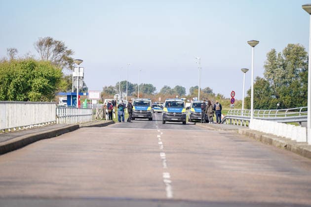 Germany, Emden: Police vehicles and officers are securing access to the Knock main pumping station during the press conference regarding the decision on the new naval port at Rysumer Nacken. Police, police operation, cordon, security measures, German Armed Forces, German Navy, naval port, naval base, Rysumer Nacken, Knock, Emden, Lowe Copyright: xJOERANxSTEINSIEKx