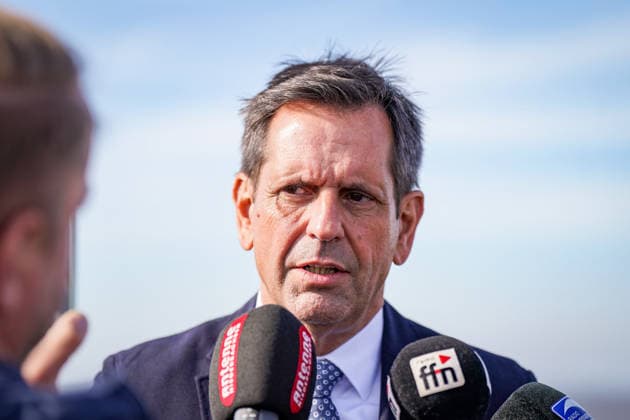 Germany, Emden: Lower Saxony’s Minister President Olaf Lies gives an interview to media representatives regarding the decision on the new naval port at Rysumer Nacken. Portrait, interview, media, microphones, press, Olaf Lies, Minister-President, Lower Saxony, state government, German Navy, Bundeswehr, naval port, naval base, Emden, Rysumer Nacken, site selec Copyright: xJOERANxSTEINSIEKx