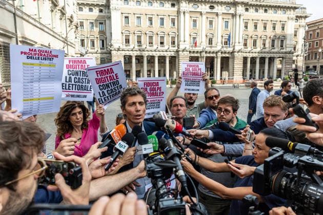 October 5, 2026, Rome, Italia, Italy: Europa Secretary Riccardo Magi participates in the flash mob against the electoral law in front of Palazzo Chigi, Rome 05 10 2026 Rome Italy  - ZUMAa289 20261005_zia_a289_116 Copyright: xFrancescoxFotiax xAgfx