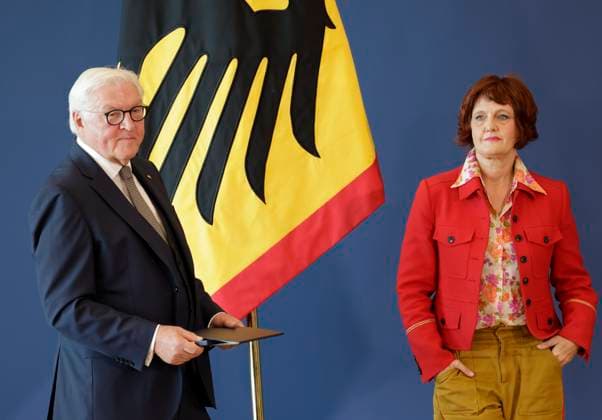 Federal President Frank Walter, Annette Dittert, London, United Kingdom, Germany, Berlin, Official Residence at Spreebogen; Federal President Frank Walter Steinmeier awarded the Order of Merit of the Federal Republic of Germany to 21 citizens on German Unity Day