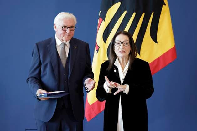 Federal President Frank Walter Steinmeier, Nana Mouskouri, Geneva, Switzerland, Germany, Berlin, Official Residence at Spreebogen; Federal President Frank Walter Steinmeier awarded the Order of Merit of the Federal Republic of Germany to 21 citizens on German Unity Day