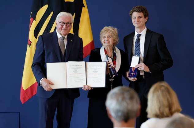 Federal President Frank Walter Steinmeier, Tova Friedman, and Aron Goodman, Highland Park and Morristown, New Jersey, U.S., Germany, Berlin, Official Residence at the Spreebogen; Federal President Frank Walter Steinmeier awarded the Order of Merit of the Federal Republic of Germany to 21 citizens on German Unity Day