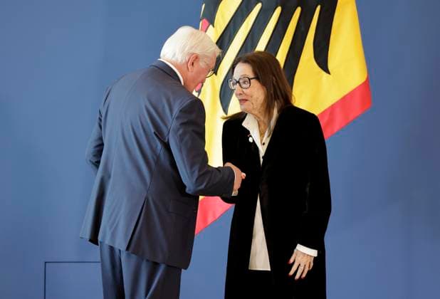 Federal President Frank Walter Steinmeier, Nana Mouskouri, Geneva, Switzerland, Germany, Berlin, Official Residence at Spreebogen; Federal President Frank Walter Steinmeier awarded the Order of Merit of the Federal Republic of Germany to 21 citizens on German Unity Day