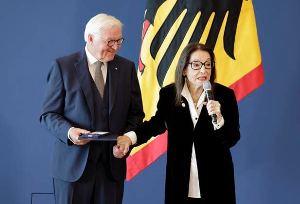 Federal President Frank Walter Steinmeier, Nana Mouskouri, Geneva, Switzerland, Germany, Berlin, Official Residence at Spreebogen; Federal President Frank Walter Steinmeier awarded the Order of Merit of the Federal Republic of Germany to 21 citizens on German Unity Day