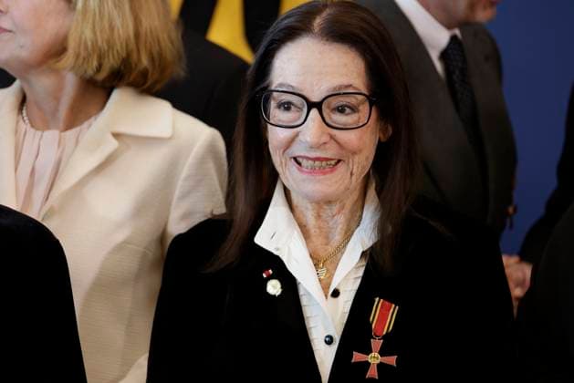 Nana Mouskouri, Geneva, Switzerland; Germany, Berlin; Official Residence at the Spreebogen; Federal President Frank-Walter Steinmeier awarded the Order of Merit of the Federal Republic of Germany to 21 citizens on German Unity Day