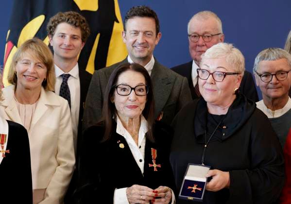 Elke Büdenbender, Nana Mouskouri, Evelyn Zupke, Germany, Berlin, Official Residence at the Spreebogen; Federal President Frank-Walter Steinmeier awarded the Order of Merit of the Federal Republic of Germany to 21 citizens on German Unity Day