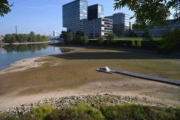 Low water levels in the Port of Düsseldorf have exposed a large sandbar; rocks and sand on the shore; Harbor Basin A; a motorboat and a catamaran on the bottom; Düsseldorf, October 5, 2026,