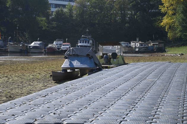 Low water levels in the Port of Düsseldorf have exposed a large sandbar; rocks and sand line the shore; Harbor Basin A; motorboats and yachts lie on the bottom; Düsseldorf, October 5, 2026,